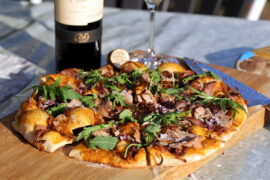 Pizza bianco på grill med elg, pesto, løg, rucola og parmesan...