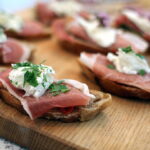 Klassisk bruschetta med parmaskinke, pesto og parmesan