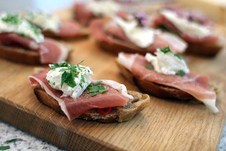 Klassisk bruschetta med parmaskinke, pesto og parmesan