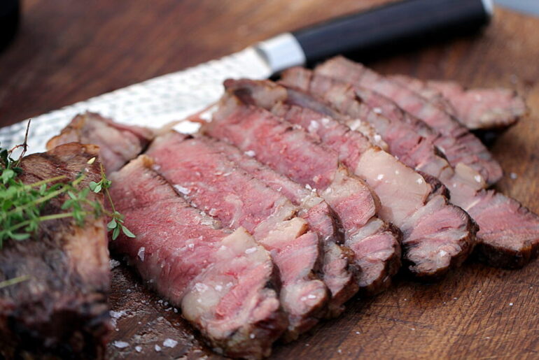 Wagyu Ribeye med grillede grøntsager og romesco sauce