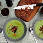 Luksus ærtesuppe med ristet rugbrød og parmaskinke