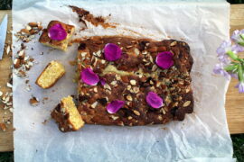 Opskrift på "Blondie" med mandler og rosenblade