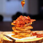 Opskrift på belgiske vafler med bourbonflamberet bacon og sirup