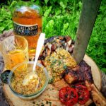 Whiskymarineret Tomahawk-steak på bål med whiskysennep