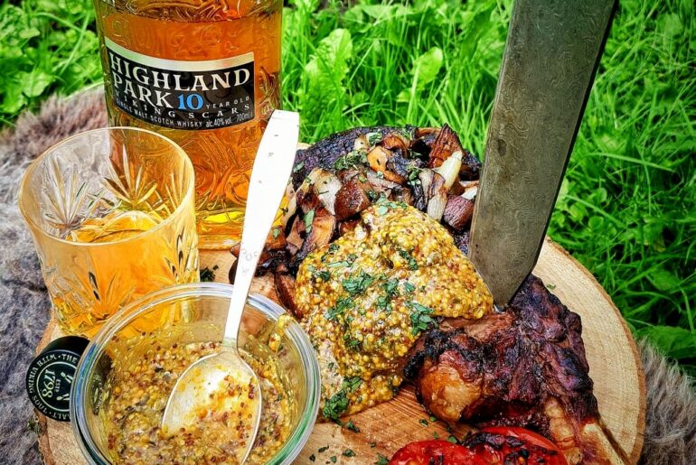 Whiskymarineret Tomahawk-steak på bål med whiskysennep