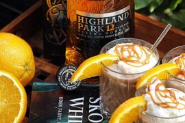Varm Highland Park chokolade med vaniljefløde & saltkaramel