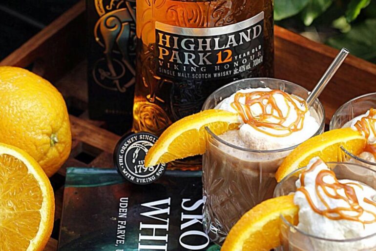 Varm Highland Park chokolade med vaniljefløde & saltkaramel