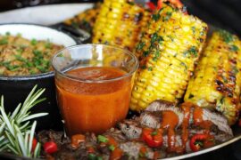 Flamberet sortfodsgris med whisky- barbecuesauce og pommes duchesse