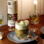 Pære- og æbletrifli med makroner og flødeskum