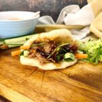 Bão med asiatisk pulled pork og BBQ sauce