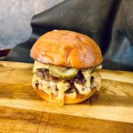 Cheeseburger deluxe med wagyu-kød og løgrelish