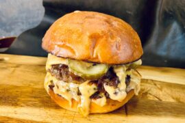 Cheeseburger deluxe med wagyu-kød og løgrelish