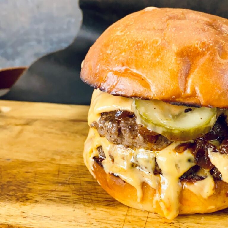 Cheeseburger deluxe med wagyukød og løgrelish