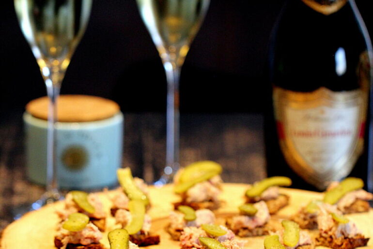 Nytår: Snack til champagne - Svinerillette på ristet rugbrød