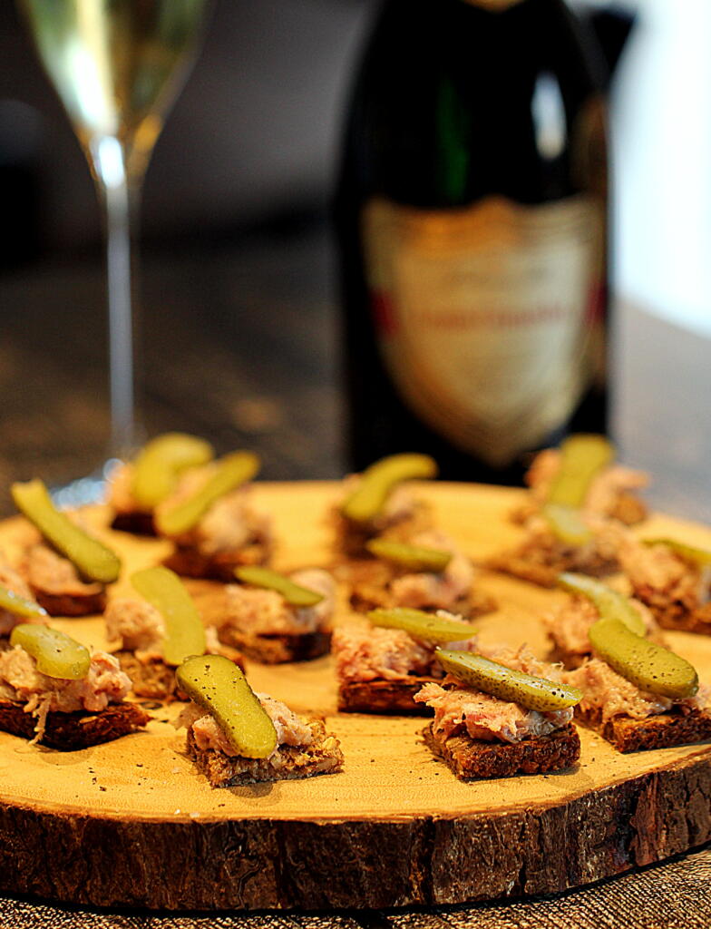 Nytår: Snack til champagne - Svinerillette på ristet rugbrød