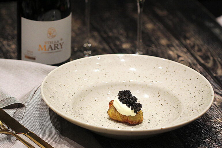 Nytårsmad: Hasselback kartoffel med creme fraiche og caviar