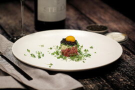 Nytårsmad: Tatar med ægte caviar - creme fraiche og vagtelæg