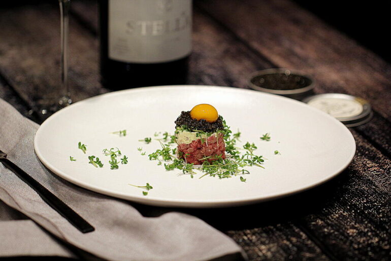 Nytårsmad: Tatar med ægte caviar - creme fraiche og vagtelæg