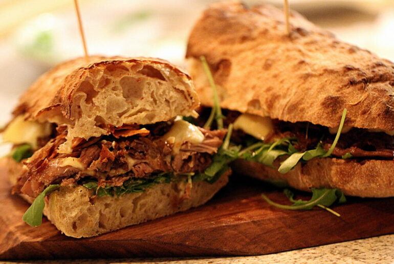 Opskrift på sandwich med confiteret and, løg og friterede jordskokker