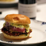 Bearnaise Burger med rösti, entrecote, rødløg og bearnaise