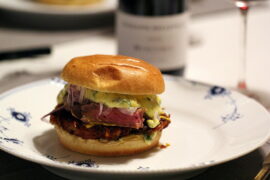 Bearnaise Burger med rösti, entrecote, rødløg og bearnaise