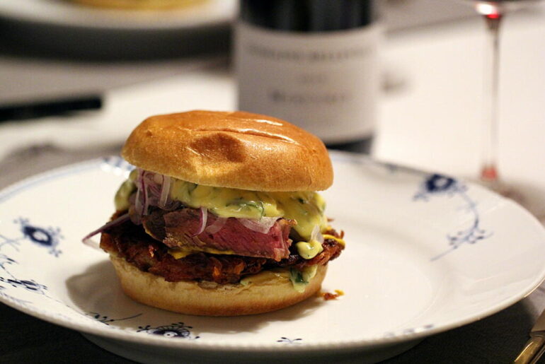 Bearnaise Burger med rösti, entrecote, rødløg og bearnaise