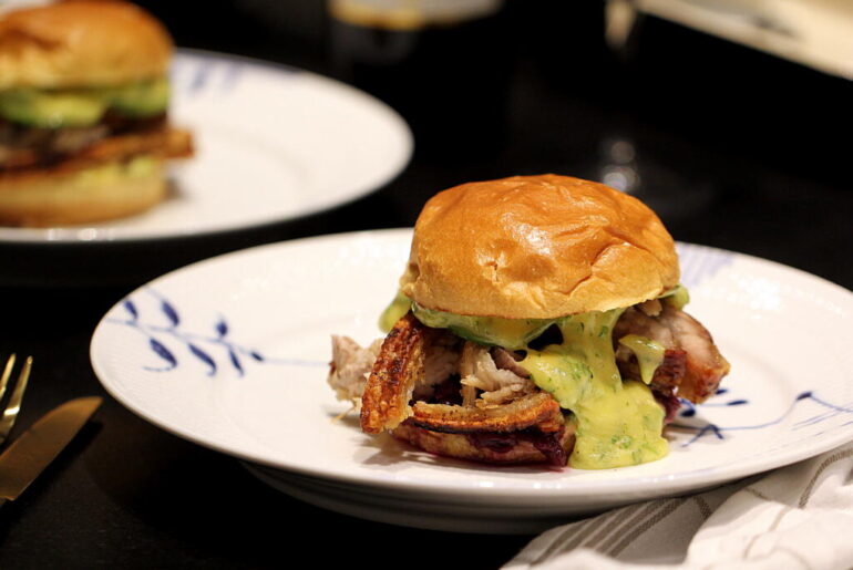 Flæskestegssandwich med bearnaisesovs