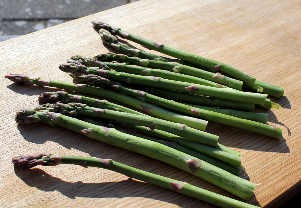 Opskrift på dampede grønne asparges med hollandaisesauce og stenbiderrogn