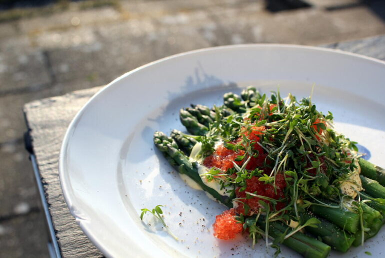 Opskrift på dampede grønne asparges med hollandaisesauce og stenbiderrogn