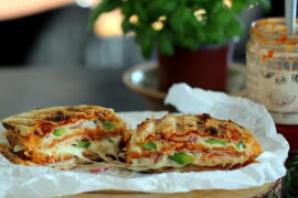 Frokostklassiker: Grillet sandwich med ost og kylling