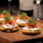 Opskrift på rösti med stenbiderrogn, rødløg og creme fraiche