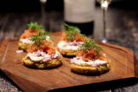Opskrift på rösti med stenbiderrogn, rødløg og creme fraiche