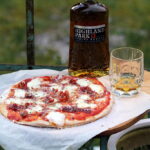 Opskrift på pizza på grill med jamon, bøffelmozzarella og rosmarin