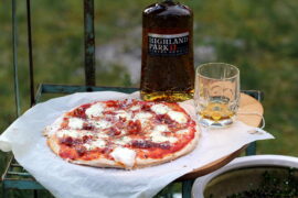 Opskrift på pizza på grill med jamon, bøffelmozzarella og rosmarin