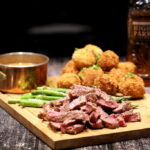 Entrecote med friteret kartoffelmos og friske grønne asparges