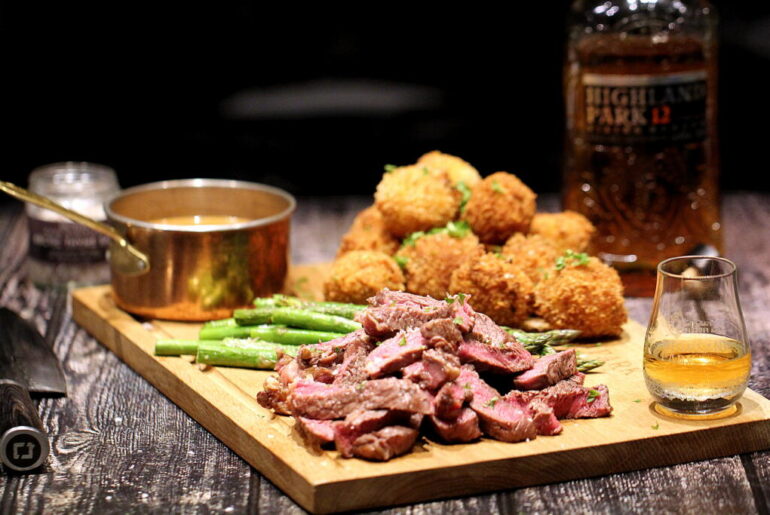 Entrecote med friteret kartoffelmos og friske grønne asparges