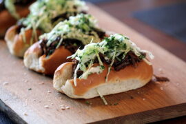 Super Bowl: Short ribs hotdogs med coleslaw