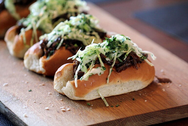 Super Bowl: Short ribs hotdogs med coleslaw