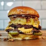 Double Cheeseburger med pickles og ristede løg