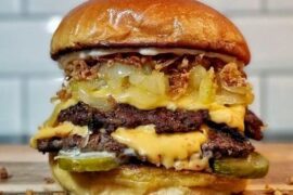 Double Cheeseburger med pickles og ristede løg