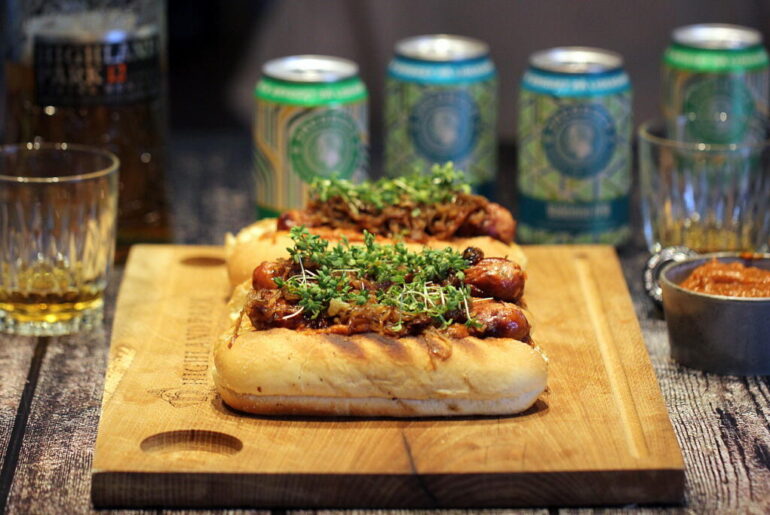 Hotdogs med whiskysimrede løg og hjemmelavet ketchup