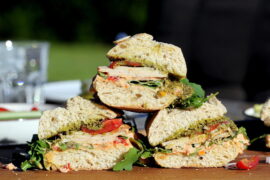 Madpakke tema: Sandwich med rucola, salsadressing, pesto og kylling fra De Danske Familiegårde