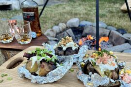 Opskrift på bagte kartofler lavet på bål med lækkert fyld