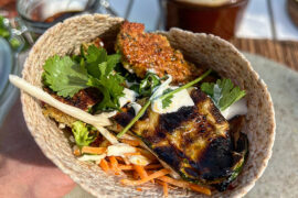 Opskrift på hurtig falafel i wrap med hvidløgsdressing