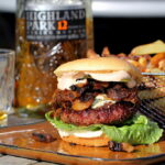 "Umami-burger" med whisky, bløde løg, blåskimmelost og champignon