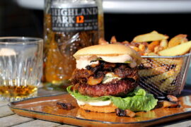 "Umami-burger" med whisky, bløde løg, blåskimmelost og champignon
