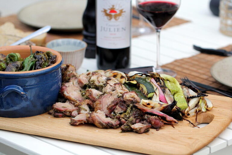 Langtidsstegt lam med grillede grøntsager