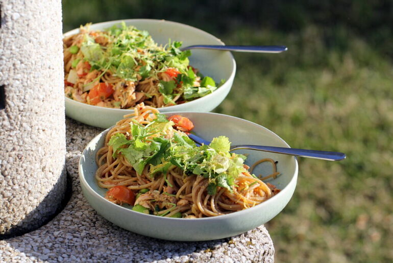 Opskrift på stegt laks med hvidløg, cherrytomater, bønner og koriander