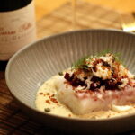 Kogte torskeloins med rødbede, æg, kapers, bacon og peberrod