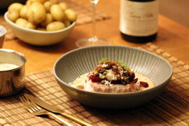 Kogte torskeloins med rødbede, æg, kapers, bacon og peberrod